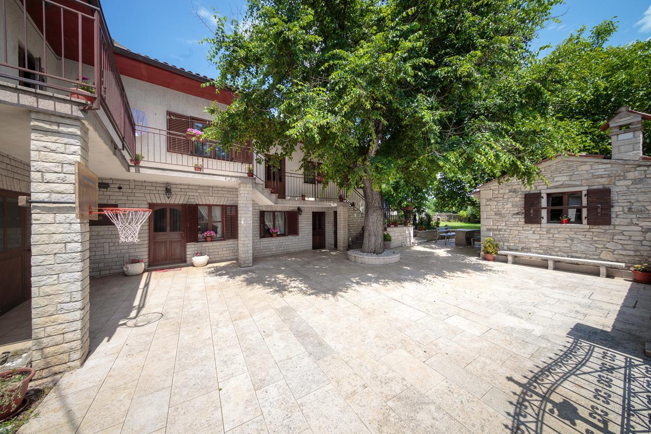 Apartments Mirjana 1655 Kanfanar Bagian luar foto