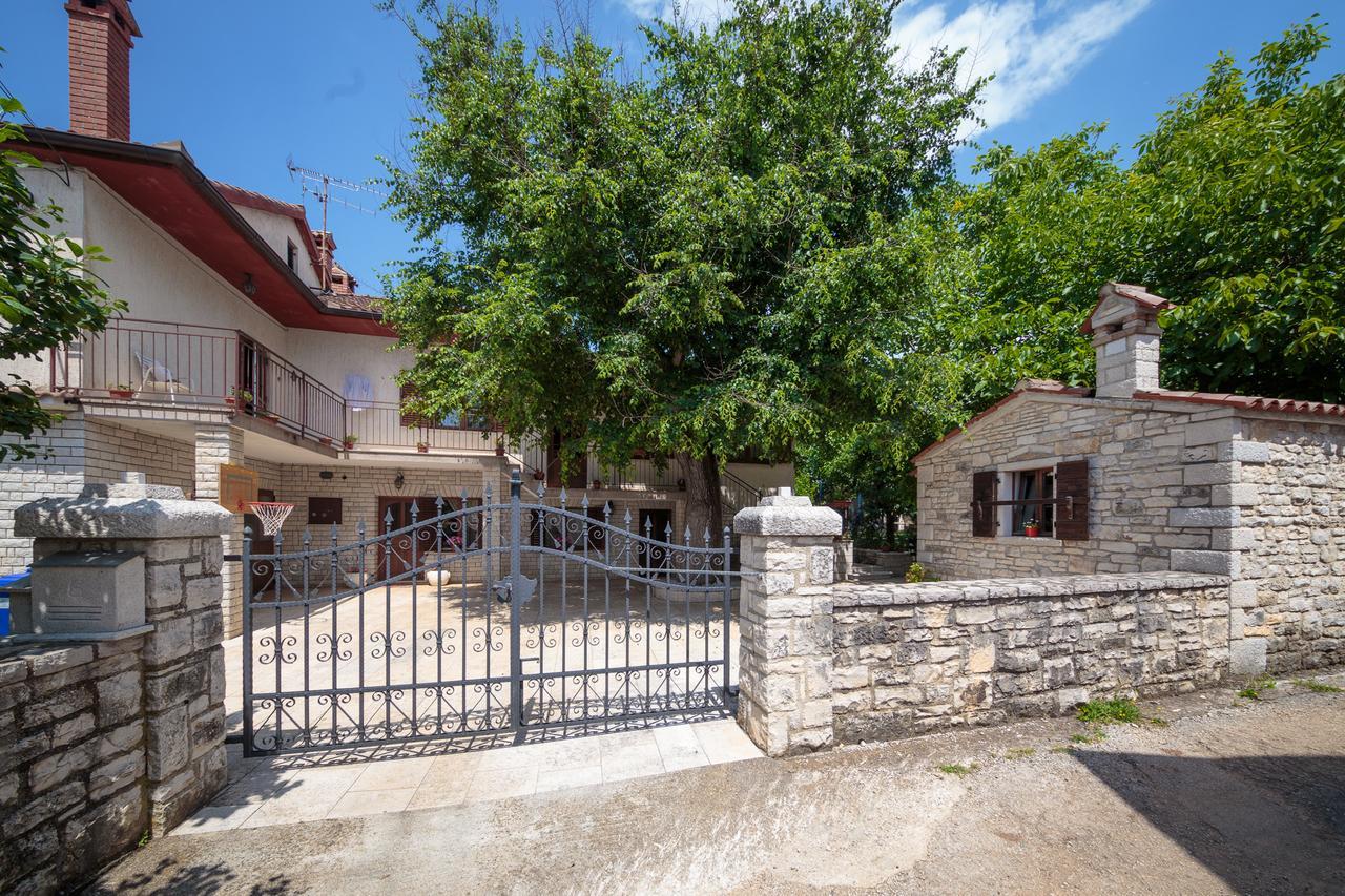 Apartments Mirjana 1655 Kanfanar Bagian luar foto