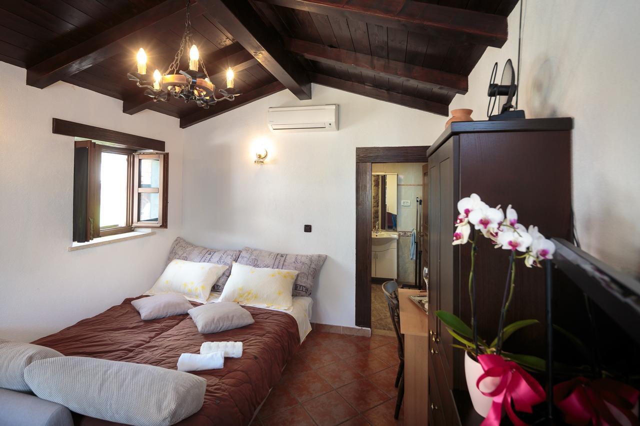 Apartments Mirjana 1655 Kanfanar Bagian luar foto