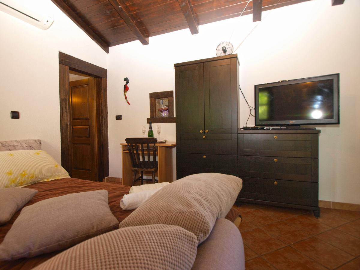 Apartments Mirjana 1655 Kanfanar Bagian luar foto
