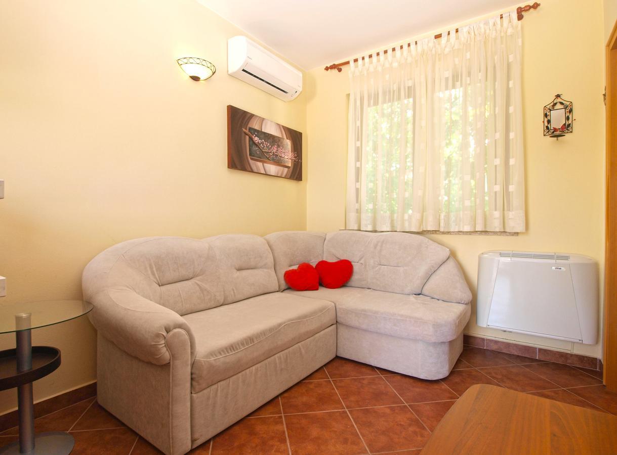 Apartments Mirjana 1655 Kanfanar Bagian luar foto