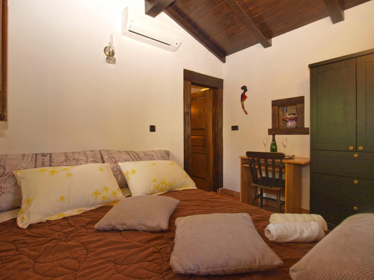 Apartments Mirjana 1655 Kanfanar Bagian luar foto