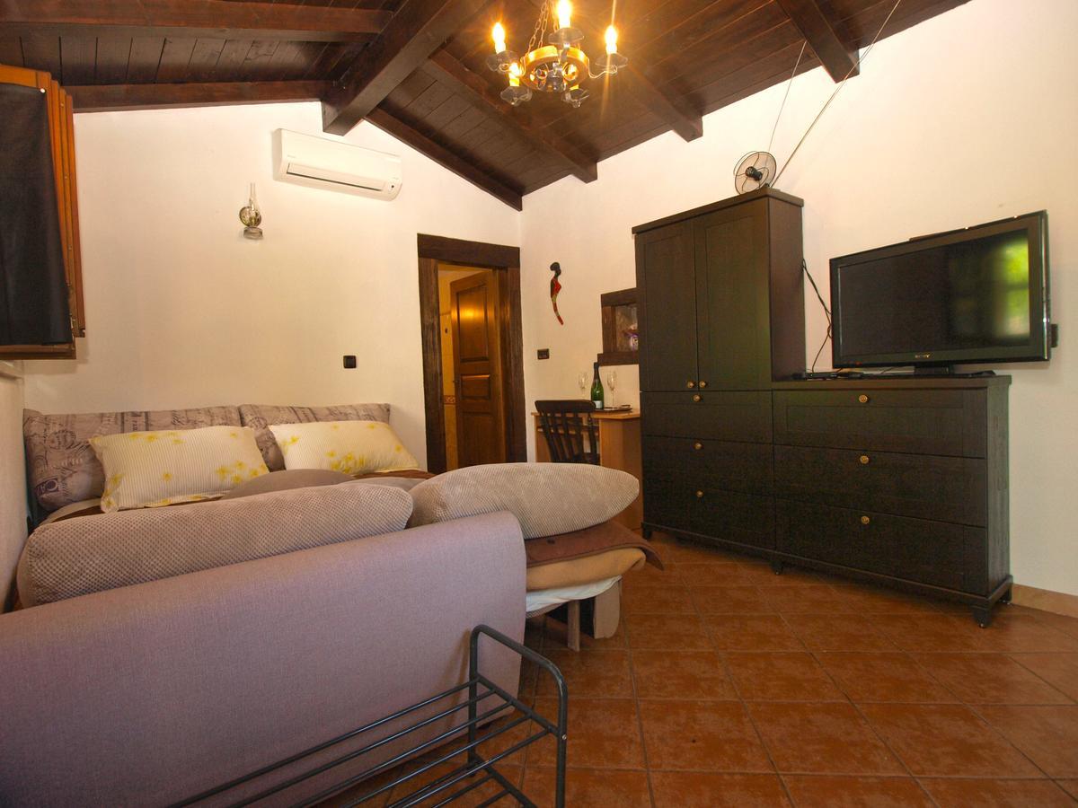 Apartments Mirjana 1655 Kanfanar Bagian luar foto